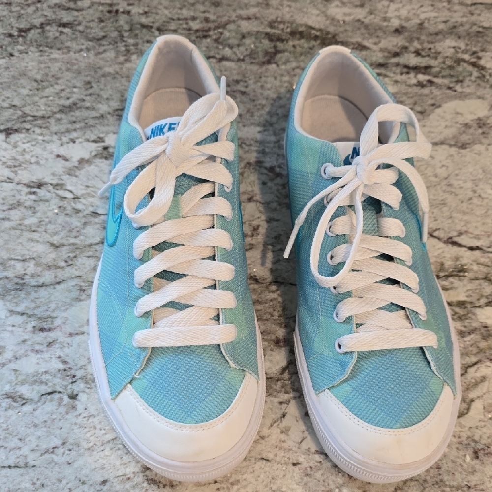 Nike Women’s Teal and White Low-Top Sneakers